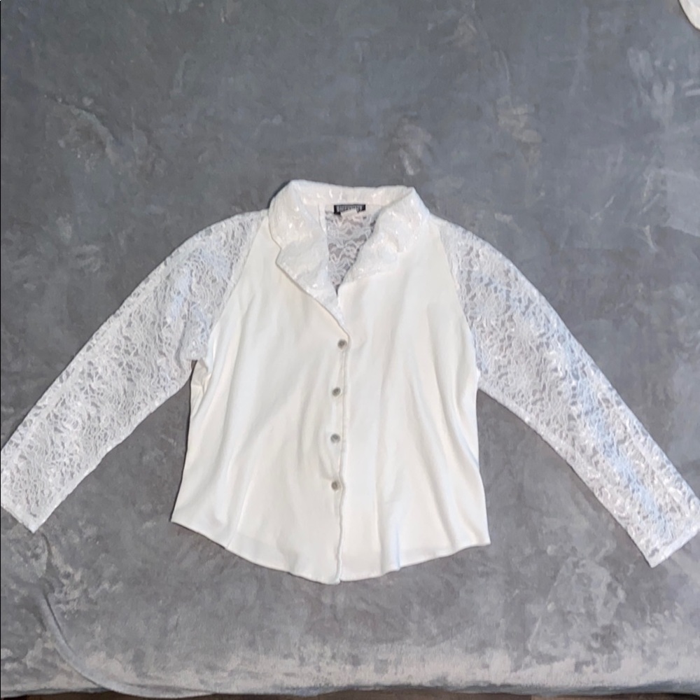 Elegant White Lace Sleeve Women's Top
Size large vintage